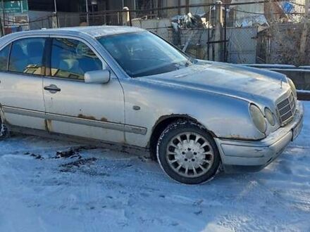 Серый Мерседес Е-Класс, объемом двигателя 2 л и пробегом 400 тыс. км за 1700 $, фото 1 на Automoto.ua