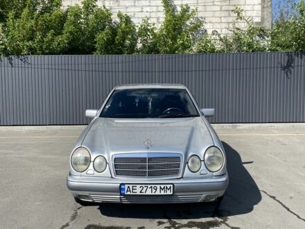 Сірий Мерседес Е-Клас, об'ємом двигуна 2 л та пробігом 490 тис. км за 3800 $, фото 1 на Automoto.ua