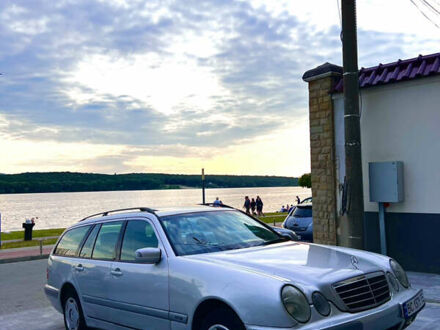 Мерседес Е-Клас 2000 у Пустомытах на Automoto.ua Сірий Мерседес Е-Клас, об'ємом двигуна 2 л та пробігом 380 тис. км за 2900 $, фото 1 на Automoto.ua