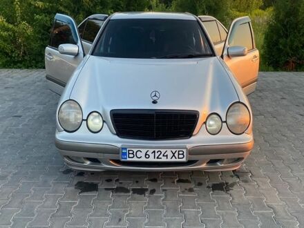 Сірий Мерседес Е-Клас, об'ємом двигуна 2 л та пробігом 300 тис. км за 4200 $, фото 1 на Automoto.ua