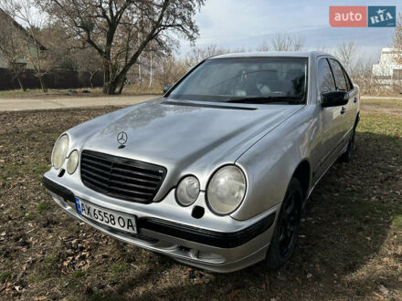 Мерседес Е-Клас 2000 у Харкові на Automoto.ua Сірий Мерседес Е-Клас, об'ємом двигуна 2.8 л та пробігом 230 тис. км за 4300 $, фото 1 на Automoto.ua