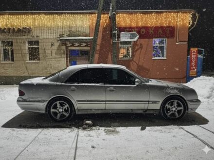 Сірий Мерседес Е-Клас, об'ємом двигуна 2 л та пробігом 370 тис. км за 4100 $, фото 1 на Automoto.ua