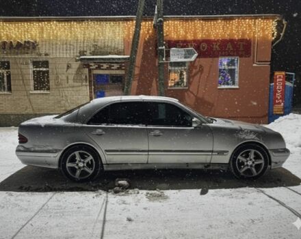 Сірий Мерседес Е-Клас, об'ємом двигуна 2 л та пробігом 370 тис. км за 4100 $, фото 1 на Automoto.ua