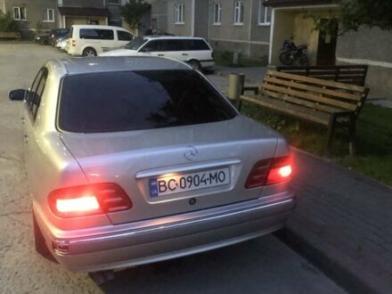 Сірий Мерседес Е-Клас, об'ємом двигуна 2 л та пробігом 300 тис. км за 3700 $, фото 1 на Automoto.ua