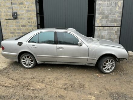 Сірий Мерседес Е-Клас, об'ємом двигуна 3.2 л та пробігом 390 тис. км за 2400 $, фото 1 на Automoto.ua