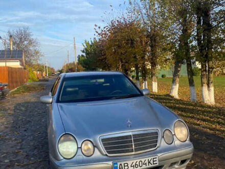 Серый Мерседес Е-Класс, объемом двигателя 2 л и пробегом 407 тыс. км за 3000 $, фото 1 на Automoto.ua