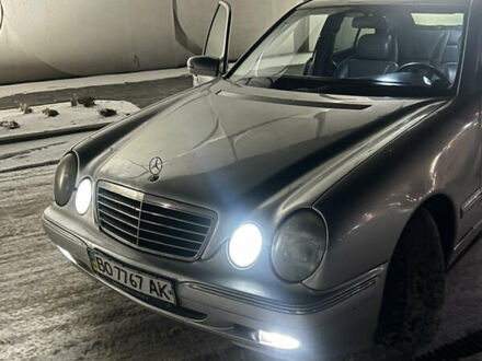 Серый Мерседес Е-Класс, объемом двигателя 2.2 л и пробегом 300 тыс. км за 4500 $, фото 1 на Automoto.ua