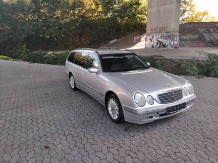 Серый Мерседес Е-Класс, объемом двигателя 2.2 л и пробегом 235 тыс. км за 4640 $, фото 1 на Automoto.ua