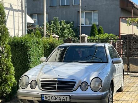 Мерседес Е-Класс 2000 в Ужгороде на Automoto.ua Серый Мерседес Е-Класс, объемом двигателя 2.2 л и пробегом 383 тыс. км за 3800 $, фото 1 на Automoto.ua