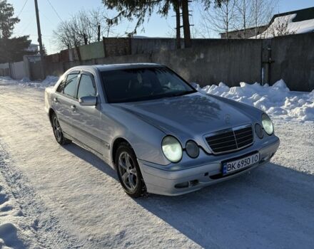 Серый Мерседес Е-Класс, объемом двигателя 2 л и пробегом 400 тыс. км за 3350 $, фото 1 на Automoto.ua