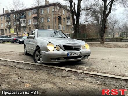 Сірий Мерседес Е-Клас, об'ємом двигуна 2 л та пробігом 500 тис. км за 4100 $, фото 1 на Automoto.ua