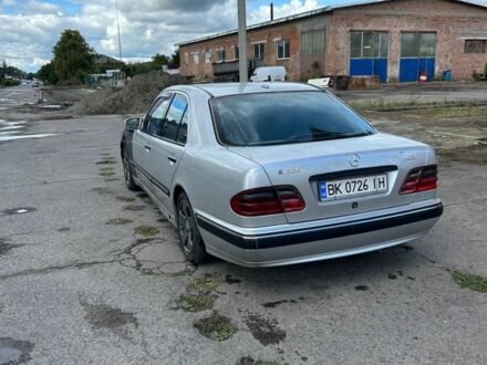 Мерседес Е-Клас 2000 у Сарнах на Automoto.ua Сірий Мерседес Е-Клас, об'ємом двигуна 2.1 л та пробігом 238 тис. км за 2400 $, фото 1 на Automoto.ua