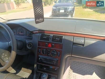 Серый Мерседес Е-Класс, объемом двигателя 2 л и пробегом 500 тыс. км за 2300 $, фото 1 на Automoto.ua