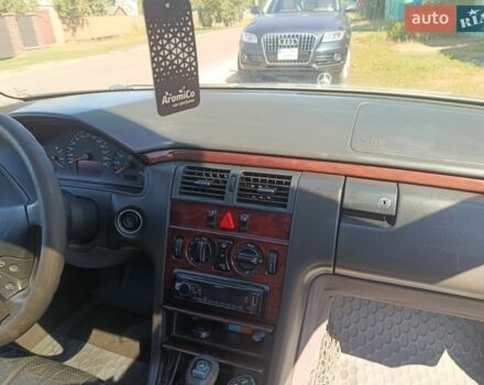 Сірий Мерседес Е-Клас, об'ємом двигуна 2 л та пробігом 500 тис. км за 2300 $, фото 1 на Automoto.ua