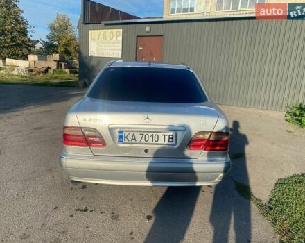 Сірий Мерседес Е-Клас, об'ємом двигуна 2 л та пробігом 210 тис. км за 2200 $, фото 1 на Automoto.ua