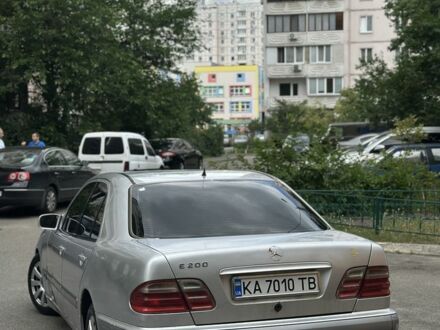 Сірий Мерседес Е-Клас, об'ємом двигуна 2 л та пробігом 350 тис. км за 2350 $, фото 1 на Automoto.ua