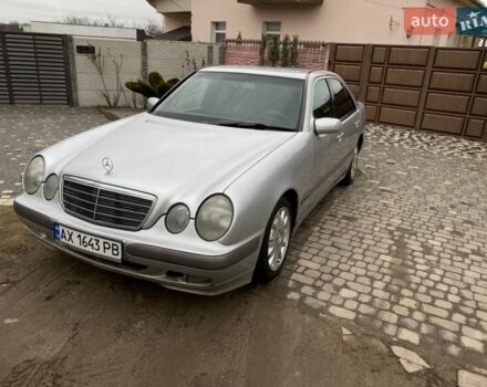 Сірий Мерседес Е-Клас, об'ємом двигуна 2 л та пробігом 300 тис. км за 2950 $, фото 1 на Automoto.ua