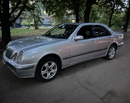 Сірий Мерседес Е-Клас, об'ємом двигуна 3.2 л та пробігом 300 тис. км за 5555 $, фото 1 на Automoto.ua