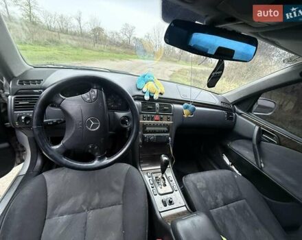 Серый Мерседес Е-Класс, объемом двигателя 2.2 л и пробегом 360 тыс. км за 3500 $, фото 1 на Automoto.ua