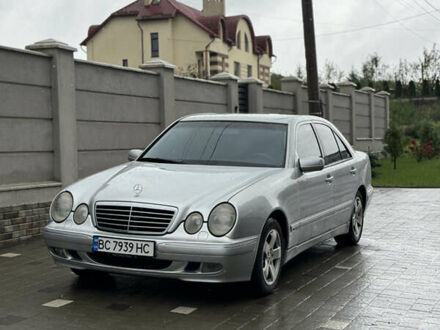 Сірий Мерседес Е-Клас, об'ємом двигуна 2 л та пробігом 350 тис. км за 4250 $, фото 1 на Automoto.ua