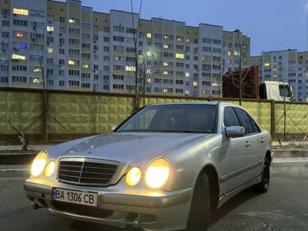 Мерседес Е-Класс 2001 в Киеве на Automoto.ua Серый Мерседес Е-Класс, объемом двигателя 2 л и пробегом 320 тыс. км за 3200 $, фото 1 на Automoto.ua