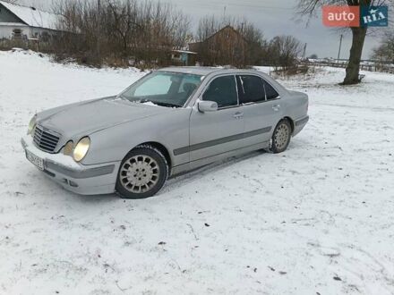 Сірий Мерседес Е-Клас, об'ємом двигуна 2 л та пробігом 300 тис. км за 2999 $, фото 1 на Automoto.ua