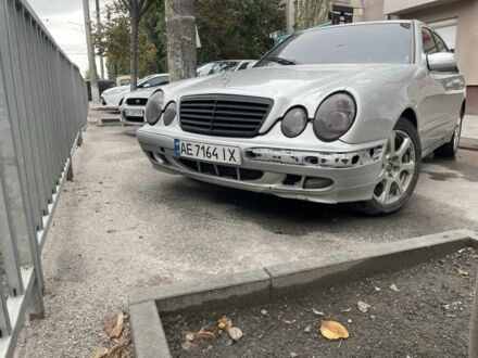 Сірий Мерседес Е-Клас, об'ємом двигуна 2 л та пробігом 370 тис. км за 3399 $, фото 1 на Automoto.ua