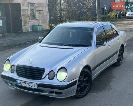 Сірий Мерседес Е-Клас, об'ємом двигуна 2 л та пробігом 300 тис. км за 2999 $, фото 1 на Automoto.ua