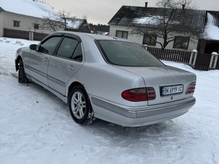 Сірий Мерседес Е-Клас, об'ємом двигуна 2.7 л та пробігом 240 тис. км за 3500 $, фото 1 на Automoto.ua