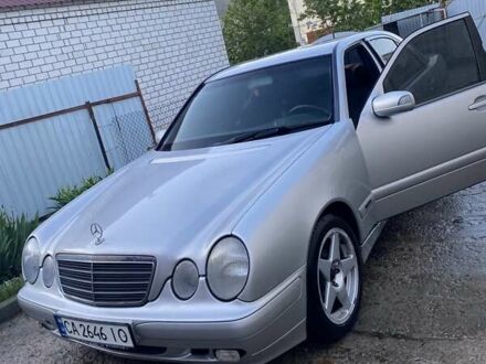 Мерседес Е-Класс 2001 в Каневе на Automoto.ua Серый Мерседес Е-Класс, объемом двигателя 2 л и пробегом 326 тыс. км за 3900 $, фото 1 на Automoto.ua