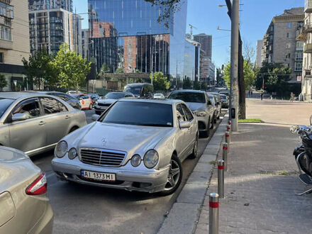 Серый Мерседес Е-Класс, объемом двигателя 2.6 л и пробегом 420 тыс. км за 3000 $, фото 1 на Automoto.ua