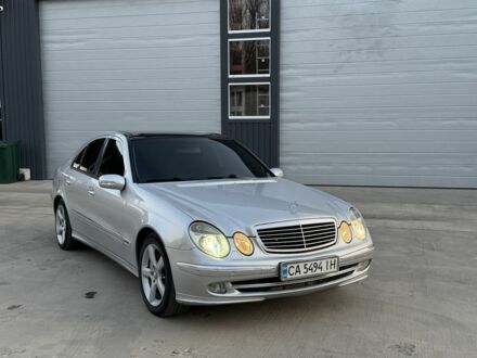 Сірий Мерседес Е-Клас, об'ємом двигуна 5 л та пробігом 200 тис. км за 4450 $, фото 1 на Automoto.ua