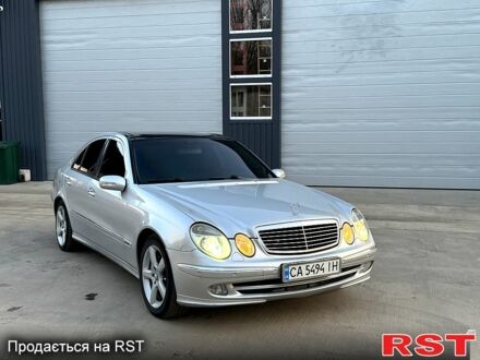 Сірий Мерседес Е-Клас, об'ємом двигуна 5 л та пробігом 200 тис. км за 4450 $, фото 1 на Automoto.ua