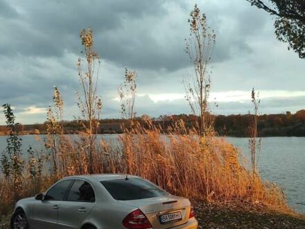 Серый Мерседес Е-Класс, объемом двигателя 2.6 л и пробегом 348 тыс. км за 5950 $, фото 1 на Automoto.ua