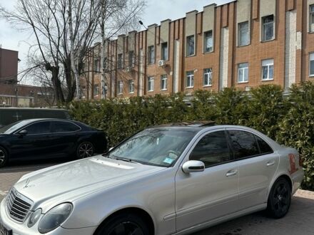 Сірий Мерседес Е-Клас, об'ємом двигуна 2 л та пробігом 300 тис. км за 3999 $, фото 1 на Automoto.ua