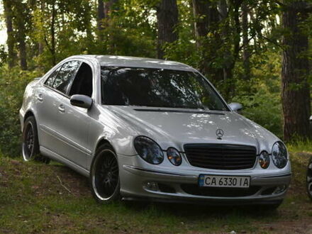 Мерседес Е-Класс 2003 в Черкассах на Automoto.ua Серый Мерседес Е-Класс, объемом двигателя 2.7 л и пробегом 399 тыс. км за 7300 $, фото 1 на Automoto.ua
