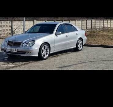 Мерседес Е-Клас 2003 у Чопе на Automoto.ua Сірий Мерседес Е-Клас, об'ємом двигуна 3.2 л та пробігом 388 тис. км за 10000 $, фото 1 на Automoto.ua