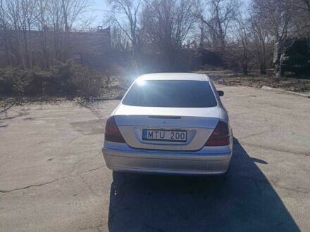 Серый Мерседес Е-Класс, объемом двигателя 2.2 л и пробегом 300 тыс. км за 3500 $, фото 1 на Automoto.ua