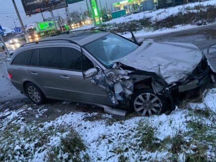 Мерседес Е-Клас 2004 у Чернівцях на Automoto.ua Сірий Мерседес Е-Клас, об'ємом двигуна 2.7 л та пробігом 460 тис. км за 2650 $, фото 1 на Automoto.ua