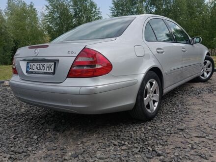 Мерседес Е-Класс 2004 в Луцке на Automoto.ua Серый Мерседес Е-Класс, объемом двигателя 2.1 л и пробегом 405 тыс. км за 6400 $, фото 1 на Automoto.ua