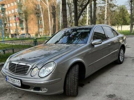 Серый Мерседес Е-Класс, объемом двигателя 3.2 л и пробегом 315 тыс. км за 8199 $, фото 1 на Automoto.ua