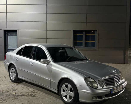 Мерседес Е-Клас 2004 у Каменце-Подольском на Automoto.ua Сірий Мерседес Е-Клас, об'ємом двигуна 2.6 л та пробігом 321 тис. км за 4999 $, фото 1 на Automoto.ua