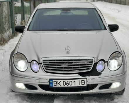 Серый Мерседес Е-Класс, объемом двигателя 3.2 л и пробегом 430 тыс. км за 6599 $, фото 1 на Automoto.ua