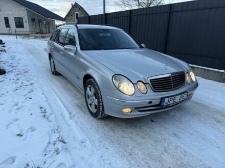 Серый Мерседес Е-Класс, объемом двигателя 3.2 л и пробегом 300 тыс. км за 3300 $, фото 1 на Automoto.ua