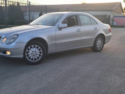 Серый Мерседес Е-Класс, объемом двигателя 3 л и пробегом 300 тыс. км за 3300 $, фото 1 на Automoto.ua