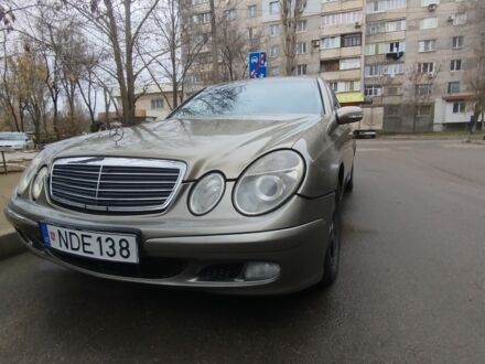 Сірий Мерседес Е-Клас, об'ємом двигуна 2 л та пробігом 500 тис. км за 3450 $, фото 1 на Automoto.ua