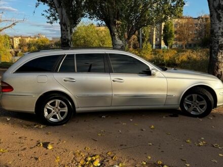 Серый Мерседес Е-Класс, объемом двигателя 3.2 л и пробегом 409 тыс. км за 6400 $, фото 1 на Automoto.ua