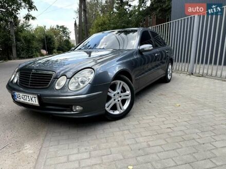 Мерседес Е-Класс 2005 в Славянске на Automoto.ua Серый Мерседес Е-Класс, объемом двигателя 3 л и пробегом 359 тыс. км за 9400 $, фото 1 на Automoto.ua