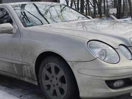 Серый Мерседес Е-Класс, объемом двигателя 2.1 л и пробегом 380 тыс. км за 7200 $, фото 1 на Automoto.ua