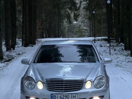 Серый Мерседес Е-Класс, объемом двигателя 2.1 л и пробегом 313 тыс. км за 8000 $, фото 1 на Automoto.ua